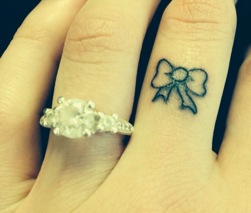 motywy małe tatuaże pętla kobieta środkowy palec