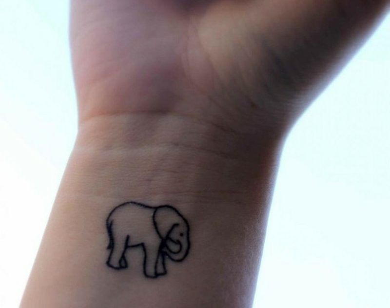małe motywy tatuaży słonia nadgarstka