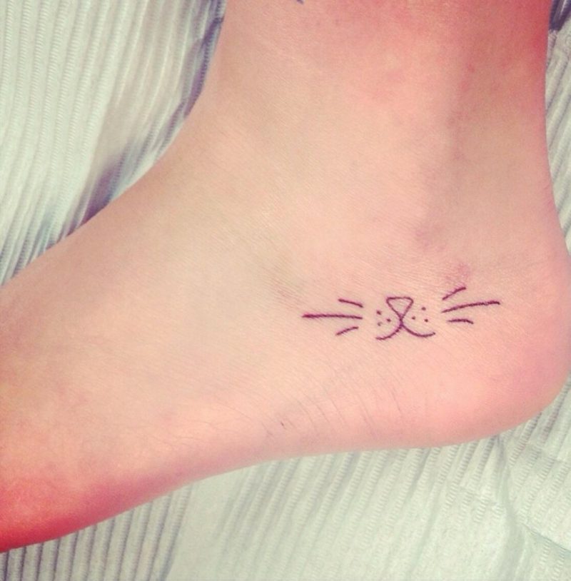 motif tato kecil kucing muncung purring