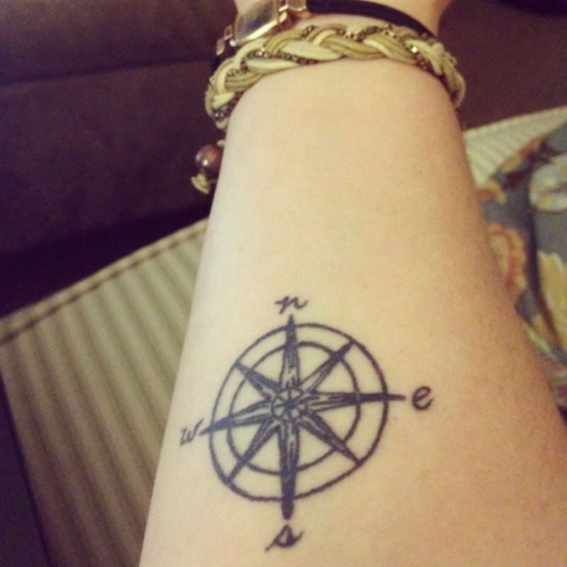 małe motywy tatuażu kompas przedramienia