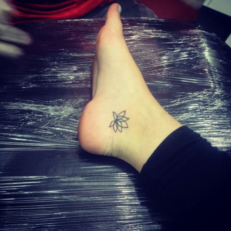 małe tatuaże motywy kwiat lotosu kostki