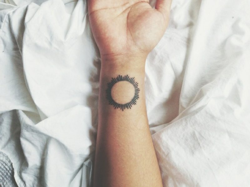 tatu kecil motif pergelangan tangan matahari