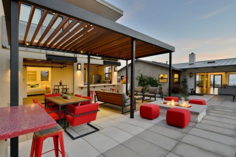 Design de terasă confortabil de mobilier tapițat accente în roșu