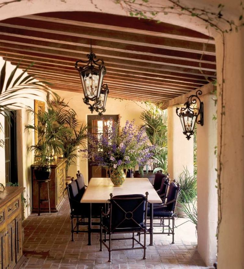 Design de terasă în mobilier de epocă în stil vintage fier forjat lavandă plante exotice felinare