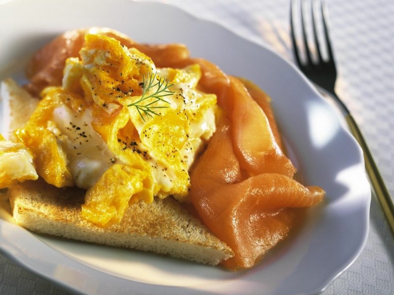 Ontbijt gezonde recepten toast met eieren en zalm
