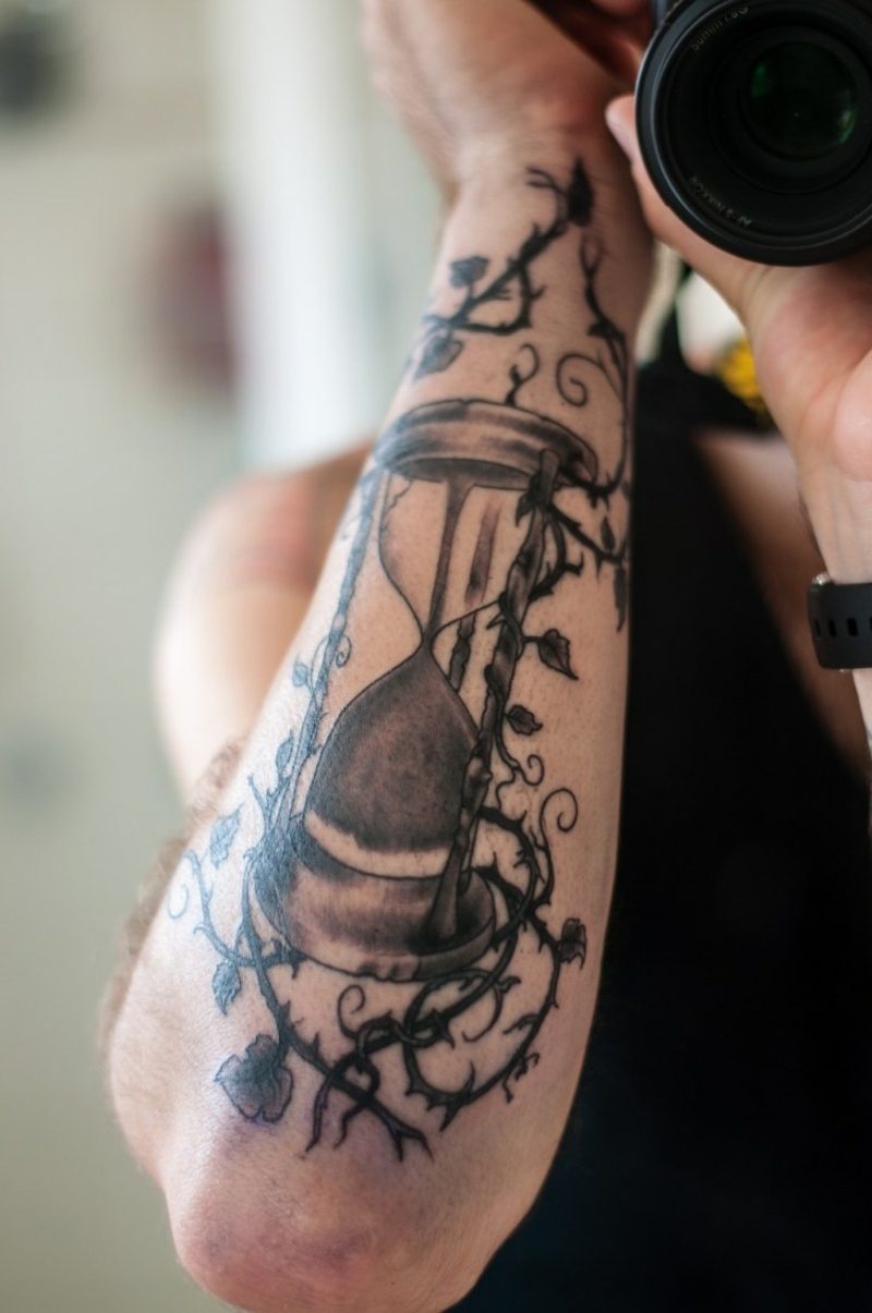 Tatuaj pe clepsidră din antebraț