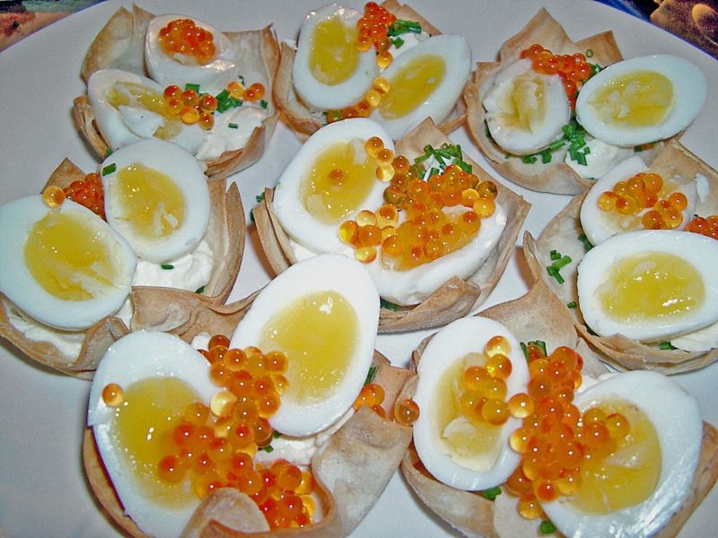 Varenie prepelíc vajcia príprava jedla prstom