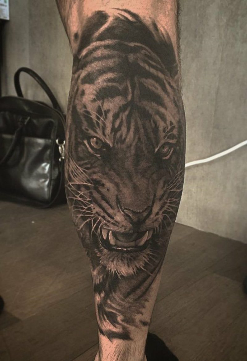 tatuaż tygrys cielęcy