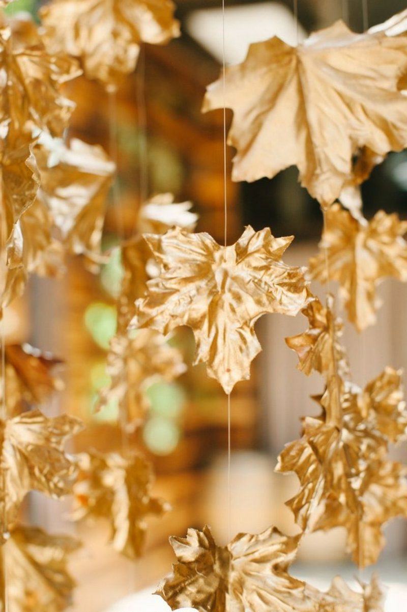 Јесен декорација са листовима обојеним златом