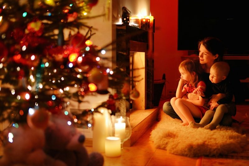 Vianočná rodinná oslava matka a dve deti jedľa krb útulné prostredie