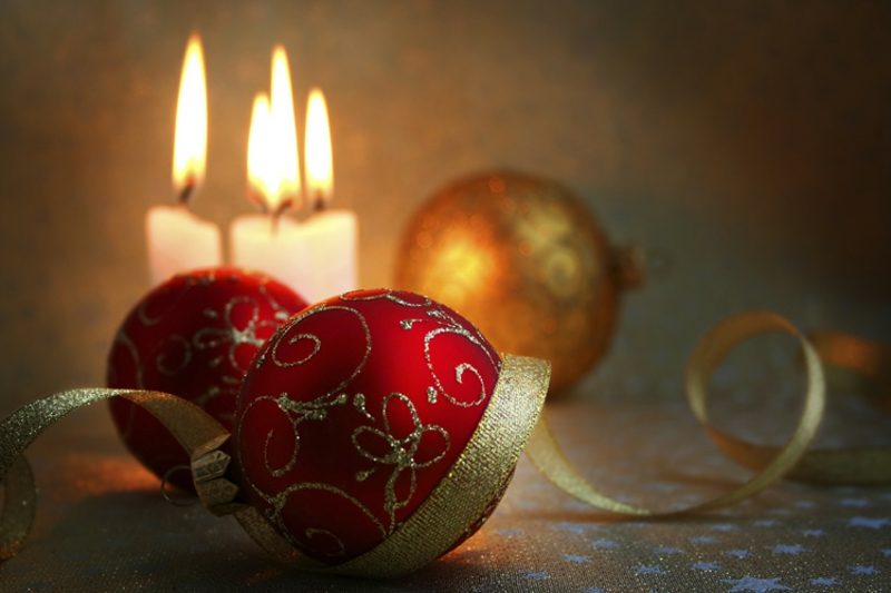 Vianočné dekorácie sviečky a vianočné ozdoby