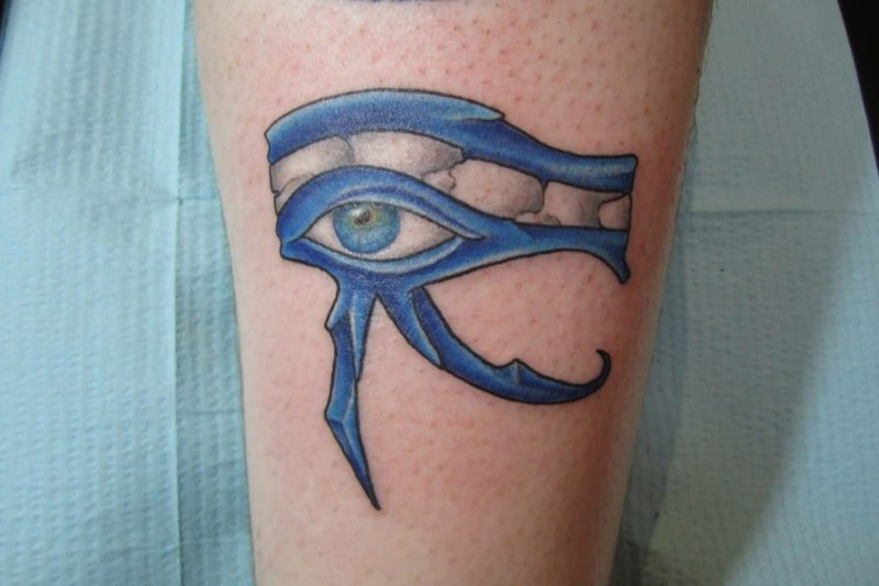 blauwe horusmaat tatoeage
