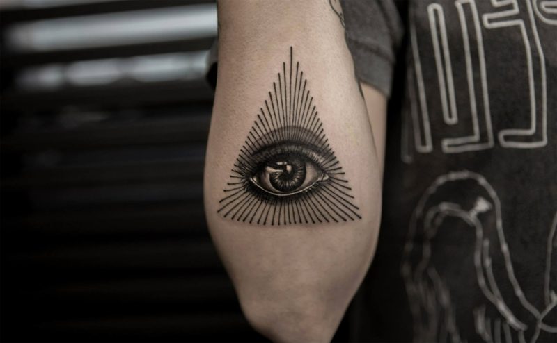 segitiga mata simbol tato