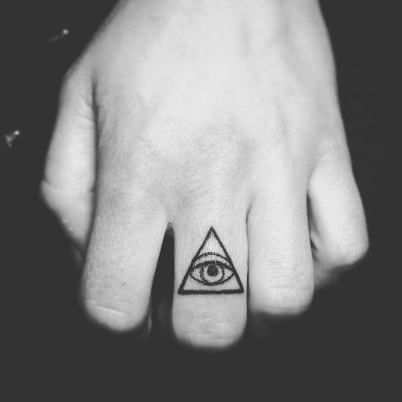kleine vinger tattoo oog ontwerp