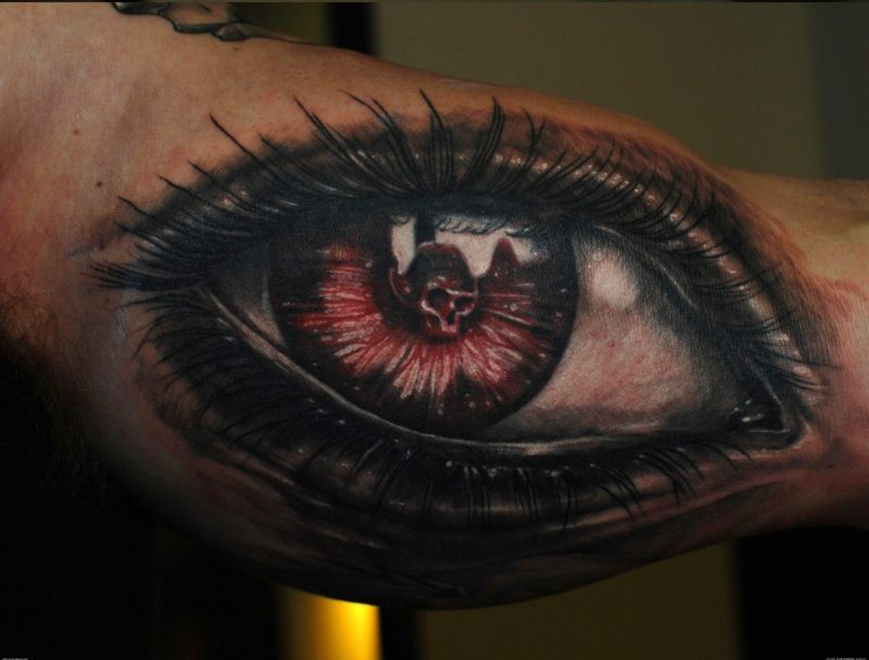 Mata besar tato tengkorak merah