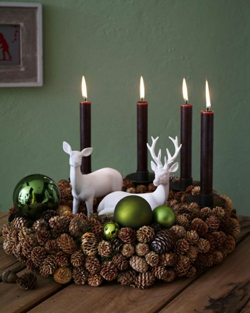 Kerstboomkroon en kaarsen met pinecone