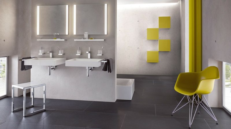 Kreatívna kúpeľňa navrhuje dve osvetlené zrkadlá