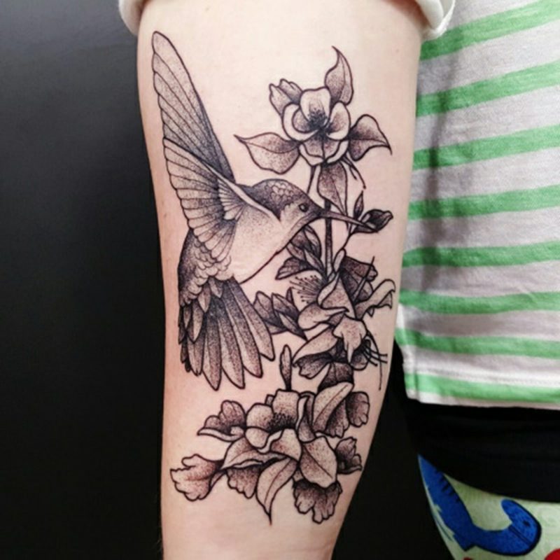 Tattoo kolibri blomst tatovering