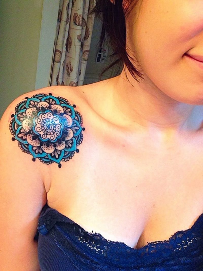 Tattoo av en hawaiisk blomst i svart og blått