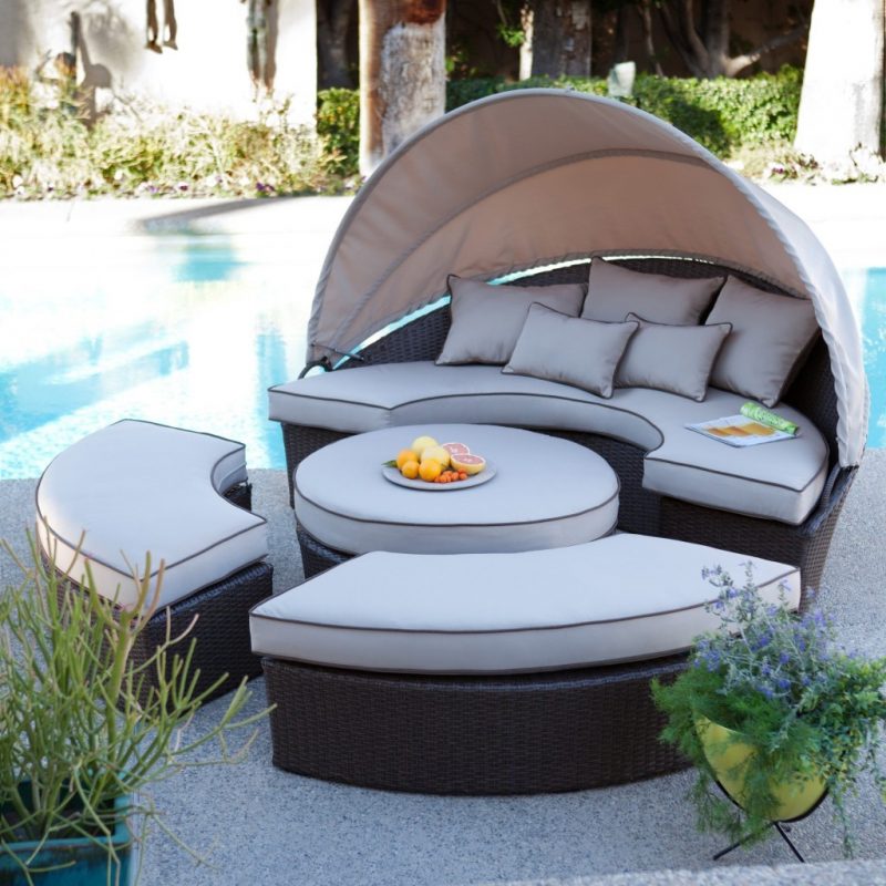 디자인 정원용 가구 : 안락 의자는 수영장에 적합합니다.