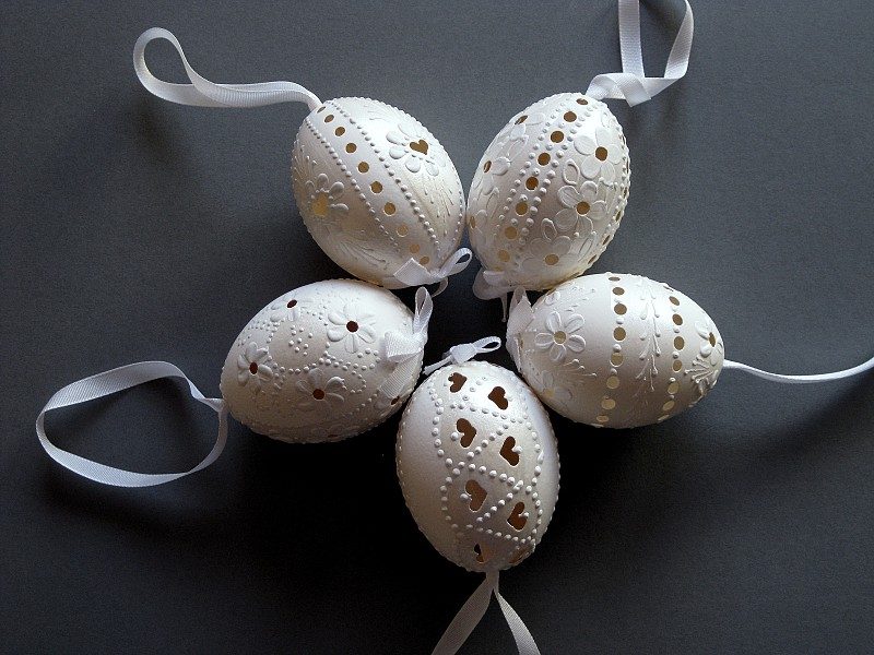 farbivá vajcia biela