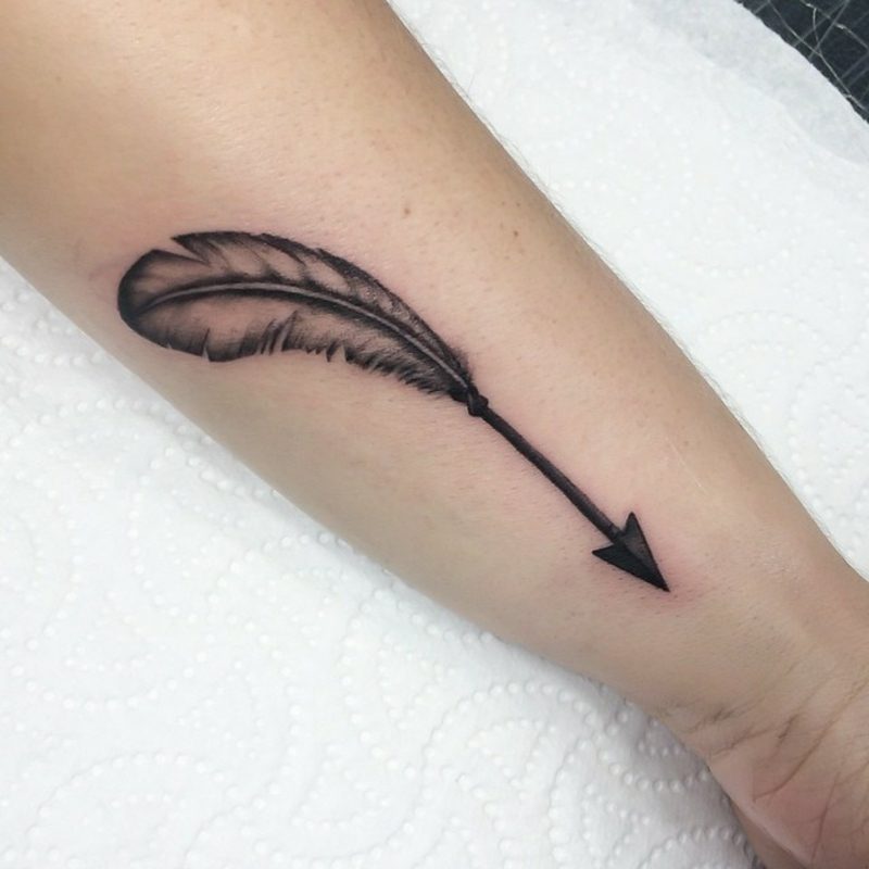 Pero tetovaža s puščicami