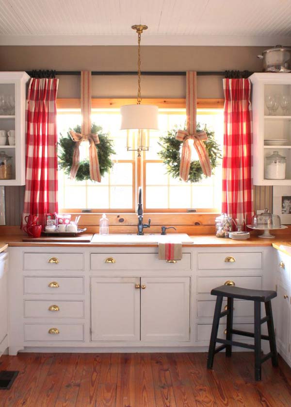 Комбинујте завесе од кухињског прозора са украсом бочног прозора