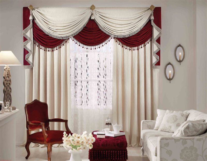 Denna typ av gardiner för fönsterdesign gör att vardagsrummet ser aristokratiskt ut