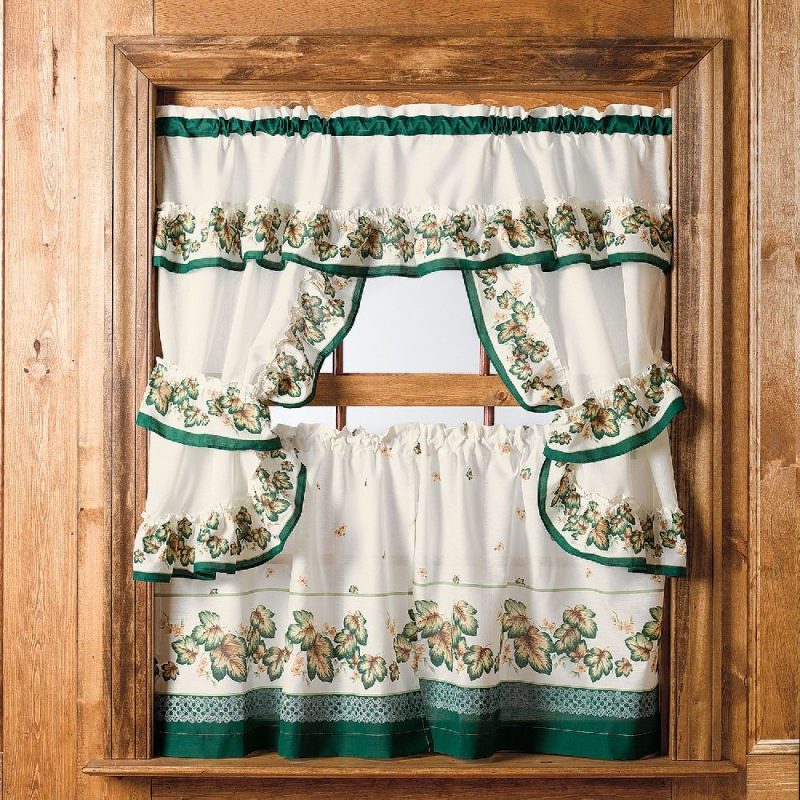 Fönsterdesign i köket med gardiner i landstil