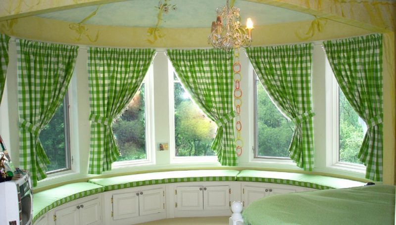 Fönsterdesign med korta gardiner för ett mysigt kök