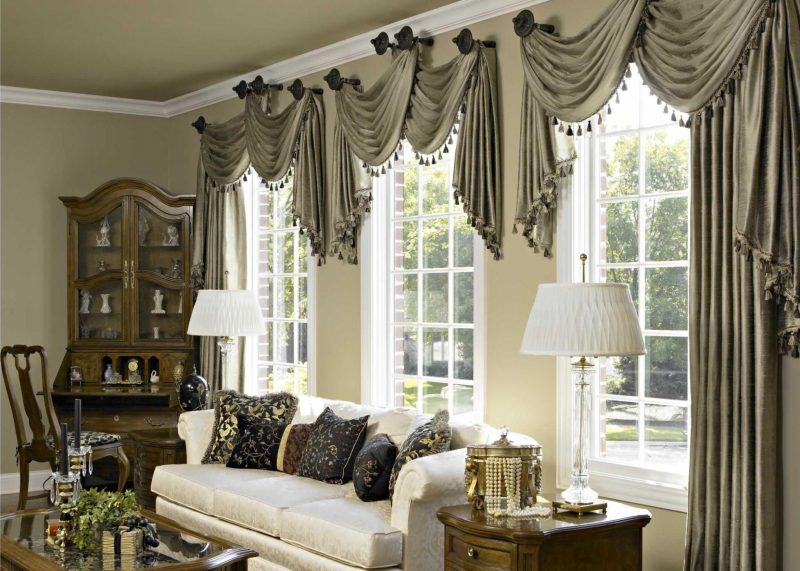 Fönsterdesign med gardiner i rustik stil