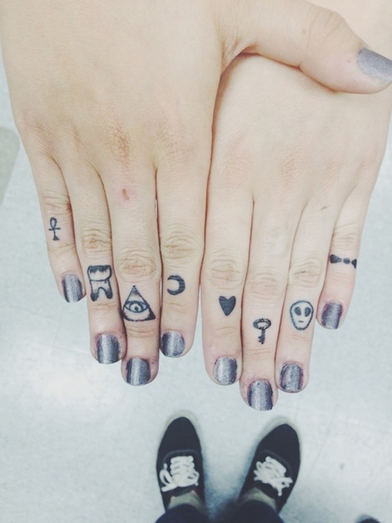 Palec tatuaż na każdym palcu