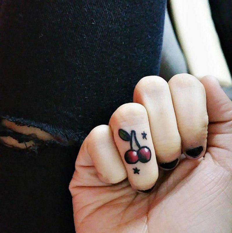 Kolorowy wzór tatuażu palca