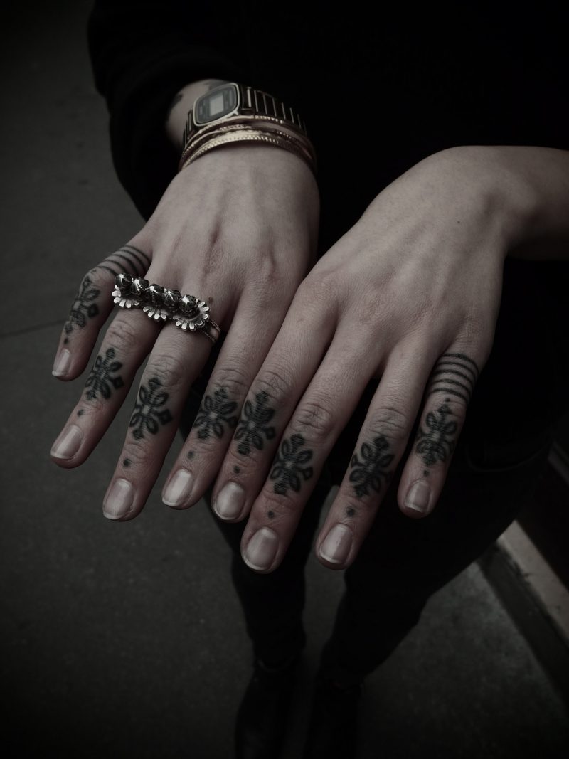 Trwałość tatuażu palcami