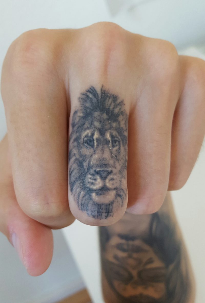 Pirštų tatuiruotės liūtas galva