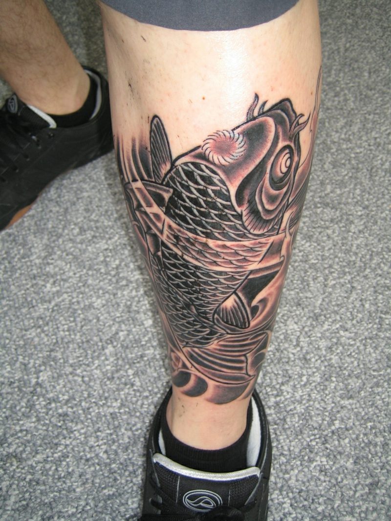 riba tattoo črna koi