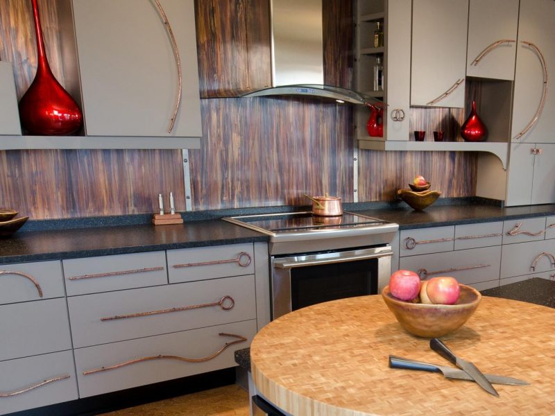 Foliekaka vägg i trä look ger det rustika köket ett autentiskt utseende
