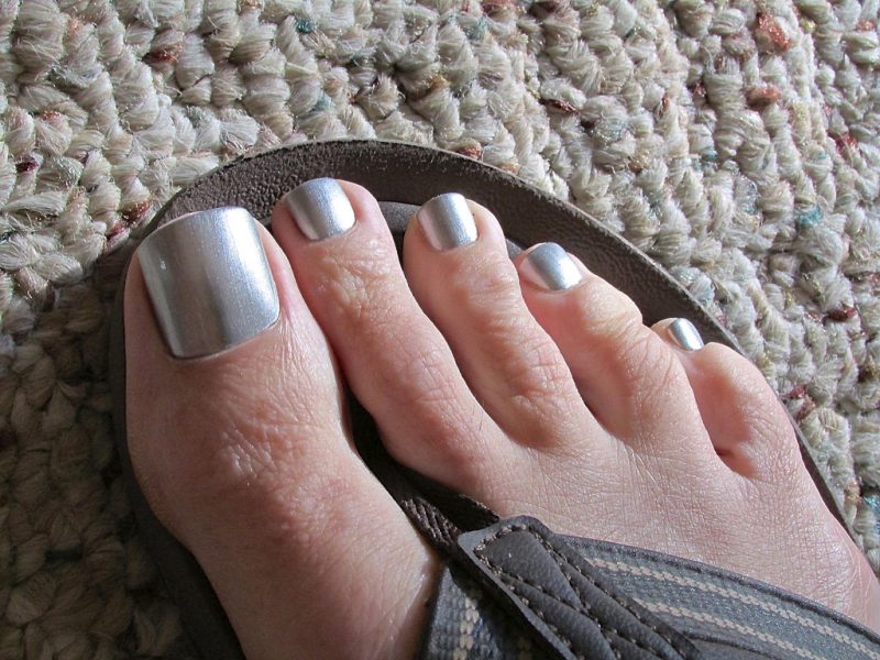 Toenails paint silver effect