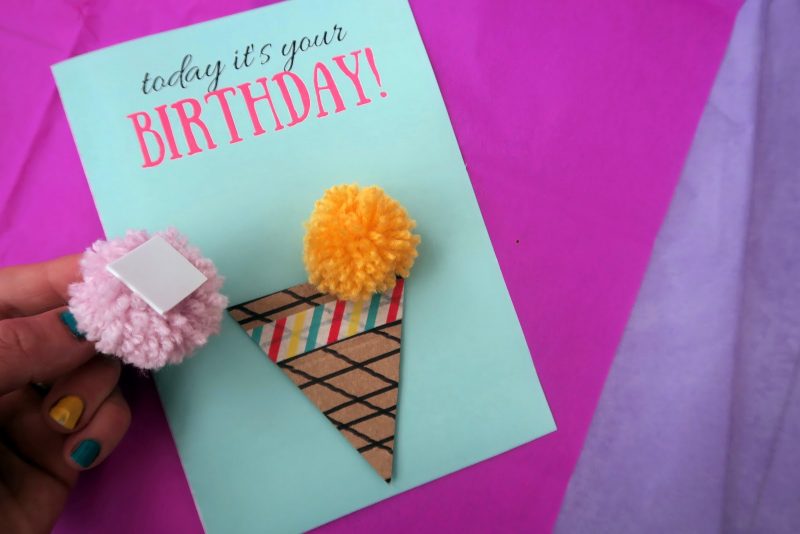 En guide for de som liker å sy - gjør bursdagskort med pom poms