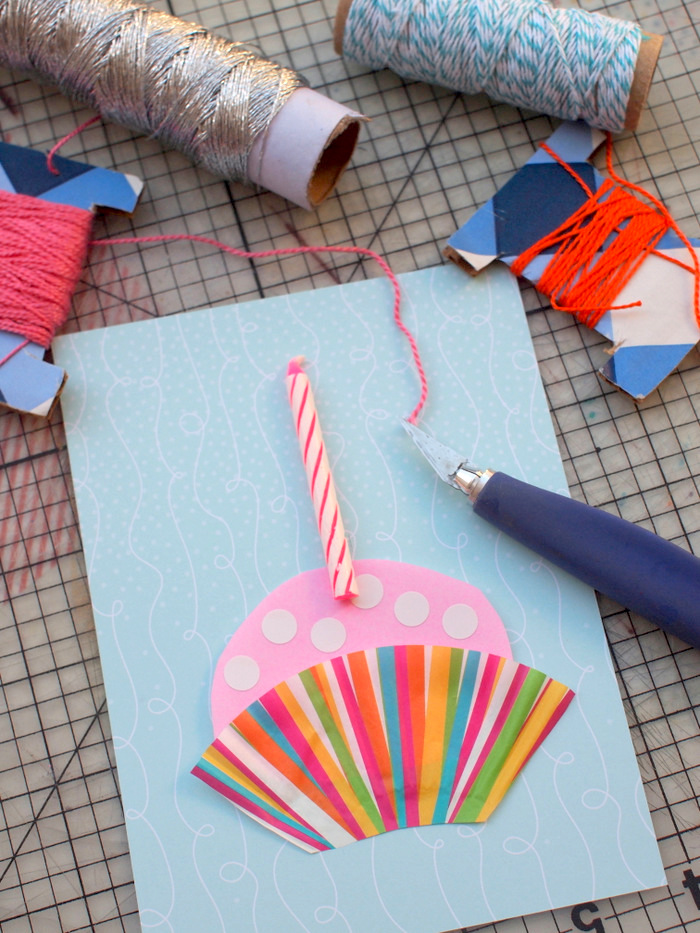 narodeninové karty vyrobené sami na modrej lepenke s prilepenou sviečkou