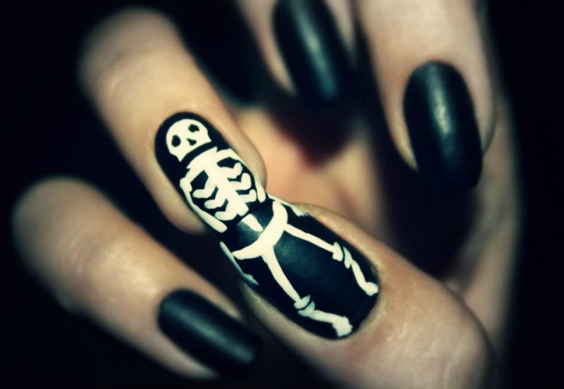 Gel naglar motiv för Halloween: intressant idé för skelett