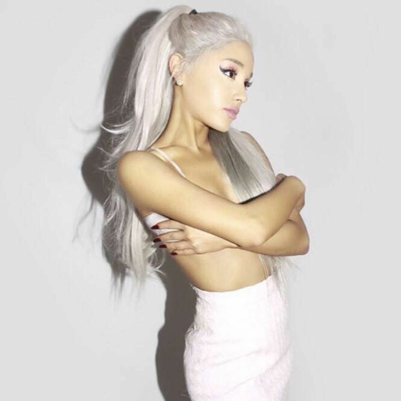 grå hårfärgning Ariana Grande