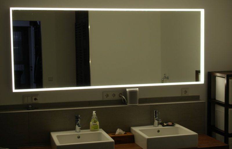 大きな照明付き鏡の浴室