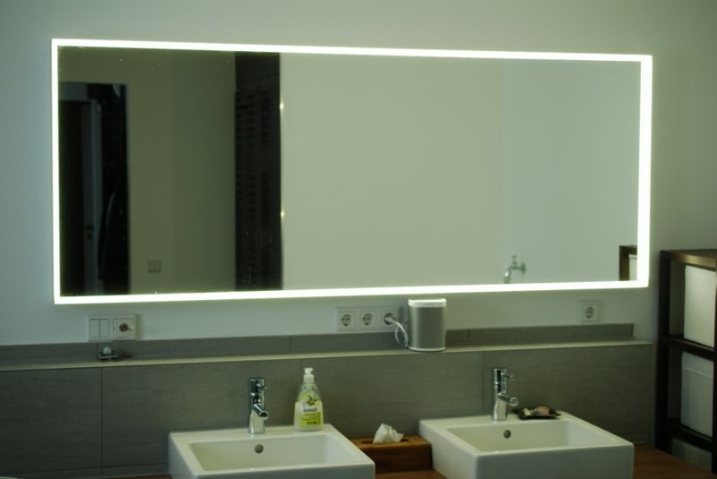 통합 조명이있는 대형 욕실 거울