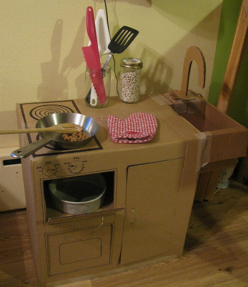 お子さまのキッチンを自分で作る：おもちゃは本当のものです