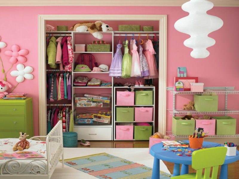 ตู้เสื้อผ้าในสถานรับเลี้ยงเด็กสีชมพูและสีเขียว
