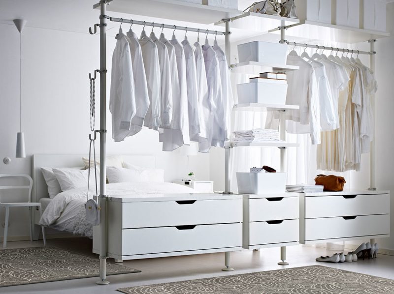 Sistem almari pakaian di hadapan katil