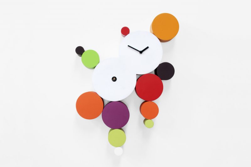 Jam Cuckoo dengan desain yang unik.