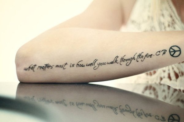 escritas curtas de tatuagem mulheres homens mão tatuagem dizendo