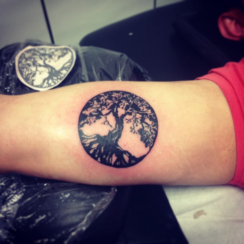 Mano maschile di Tree of Life Tattoo